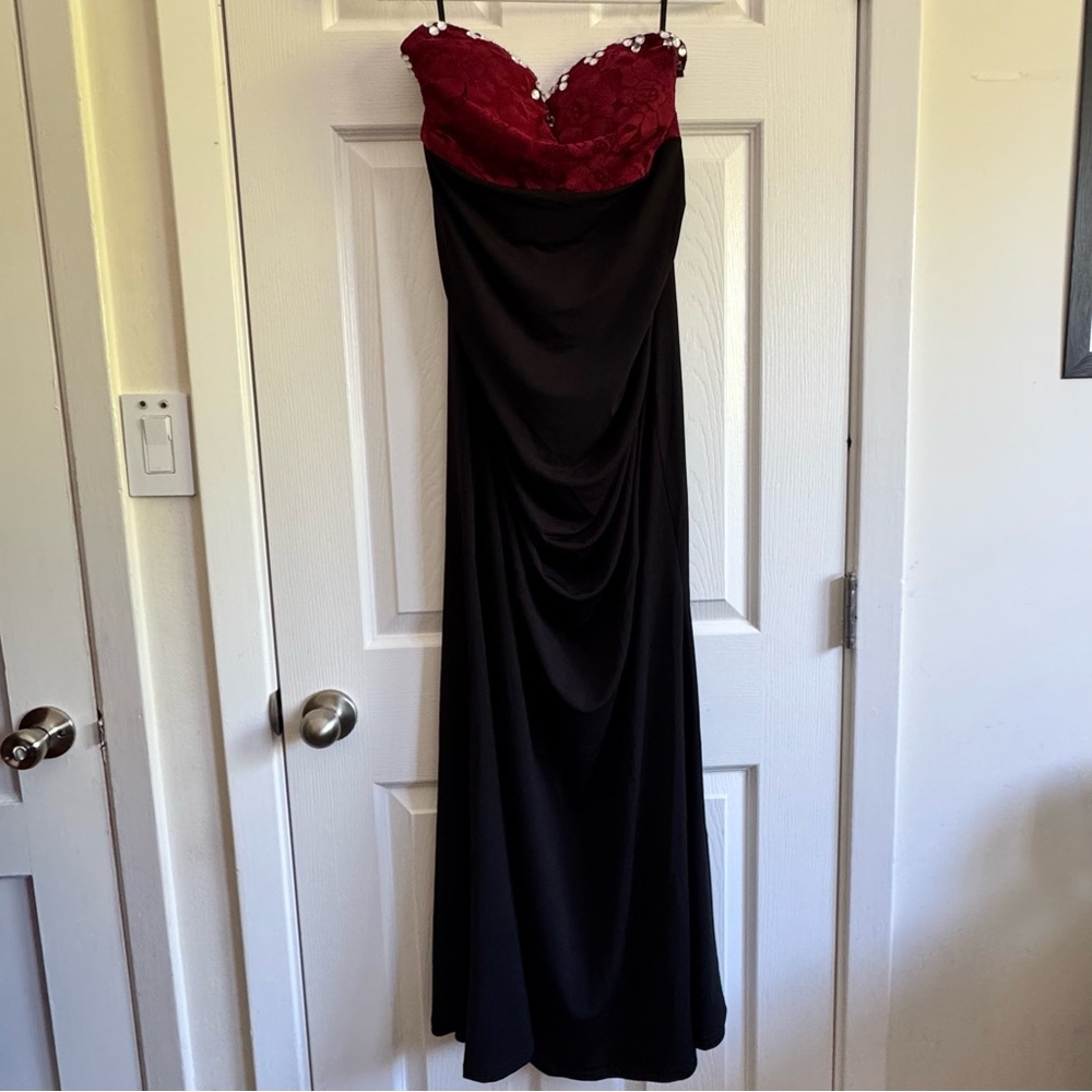 Disney core Elegant Black and Red Strapless Dress size XL